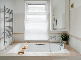 Nomi Homes - Exeter - BOOKDIRECT - Central - BEACH - WIFI, holiday home in Exeter