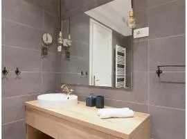 Stylish - Centre Apartment Theatre View