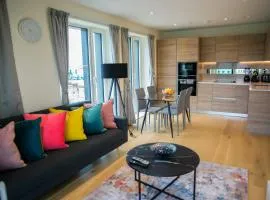 Thames View 2 Bed Apartment With Balcony