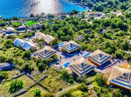 Golden Haven Luxe Glamp Resort, курортний готель у місті Муртер