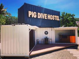 Pig Dive Hostel Moalboal: Moalboal şehrinde bir otoparklı otel