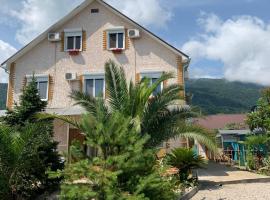 Guest house Barhatniy sezon, alquiler vacacional en la playa en Novi Afon