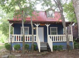 Almond Cabin: Fredericksburg şehrinde bir otel
