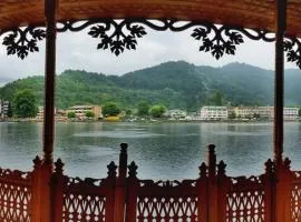 Jacqueline houseboat