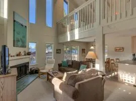 Sunny Daze at Dollar Point by Tahoe Getaways - Tahoe Classic w Open Floor Plan, Wood Fireplace, Close to Lake!
