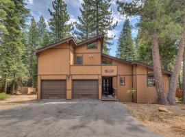Daybreak Retreat at Carnelian Bay by Tahoe Getaways - Newly Remodeled 4BR w Private Hot Tub、Carnelian Bayのホームステイ