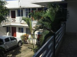 Hostal Sarai, вариант жилья у пляжа в городе Педерналес