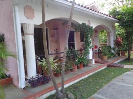 Residencial Las Tejas, hotel with parking in Boca Chica
