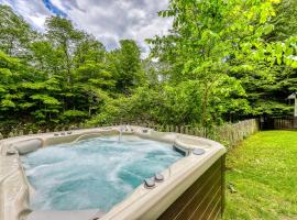 Sugarbush River Home, hotel con jacuzzi a Warren