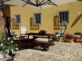 Warm Holiday Home in Vicopisano with Swimming Pool, хотел в San Giovanni Alla Vena