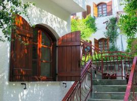Villa Mikra Asia, serviced apartment in Poros