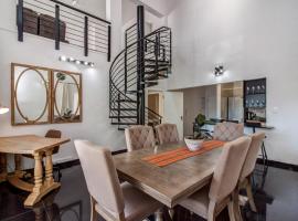 Upmarket Sandton apartment, hotel para famílias em Joanesburgo