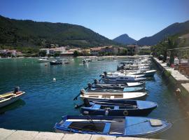 Vukotić Beach house, hotel con estacionamiento en Žuljana