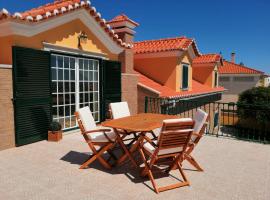 D´YELLOW HOUSE - Beach and Countryside, hotel near Dino Park Lourinha, Carqueja