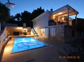 Sealodge - Luxe Villa, private pool, mooring, parking, sea & mountain view, at 150 m from idyllic private beach, hotel u Rogaču