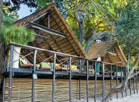 Ichingo Chobe River Lodge by Mantis, hotel sa bazenima u gradu Punga