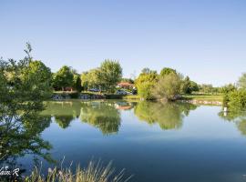 PARADISE CHALLETS AND CAMPING, pet-friendly hotel in Sarrecave