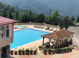 Zarha Mountain Resort, viešbutis su vietomis automobiliams mieste Sürmene