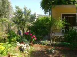 Lefkas house with garden – willa w mieście Tsoukalades