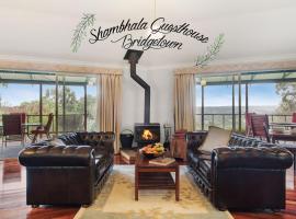 Shambhala Guesthouse، فندق رومانسي في بريدج تاون