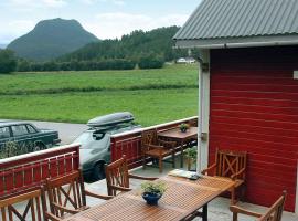 Three-Bedroom Holiday home in Isfjorden, rumah liburan di Torvik