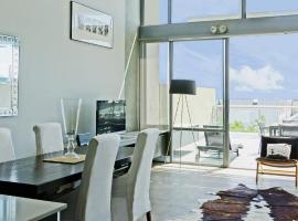 City Fringe Apartment with Sky Tower and City Views, готель біля визначного місця Mount Eden Domain, в Окленді