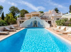 Top Cliff Villa with ocean view and pool at stunning cliffs, hotel in Burgau