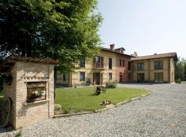 Agriturismo Cascina Monchiero، فندق مع موقف سيارات في برا