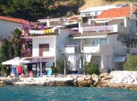 Apartments Toma Bajnice Directly, proprietate de vacanță aproape de plajă din Krilo