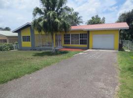 Chateau Yellow, cottage in Mandeville