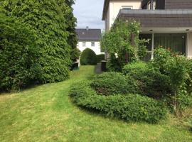 Entire house, quiet city location, garden, parking, hotell i Bielefeld