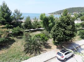 Soula's Sunshine Blue Apartment, hotel in Néa Karváli