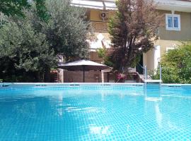 maisonette with garden, hotell i Peraia