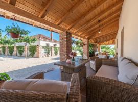Villa Navita Augustinus with pool, holiday home in Debeljak
