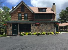 Pine Knoll Hotel Lakeside Lodge & Cabin, hotel cerca de Enchanted Forest Water Safari, Old Forge