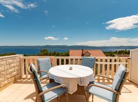 Apartments Kristian, מלון בבול