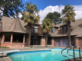 Jason House - Immaculate Suites in a Quiet Seaside Neighbourhood near UVIC, hotel in Victoria