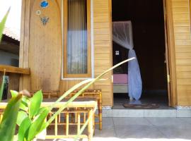 Friend House SURF & STAY، فندق في Airsatang