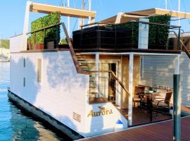 FLOATING SEA HOUSE AURORA, hotel i Portorož