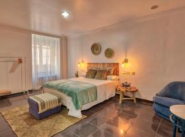 ROOMQUEO-Only Adults, hotel in Barbate