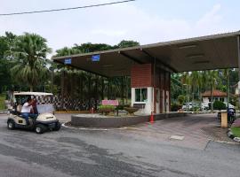 Homestay Bandar Putra Kulai, hotel near Senai International Airport - JHB, 