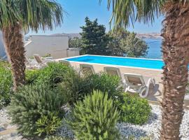 Beachfront Apartments Anita with Pool, ξενοδοχείο σε Karlobag