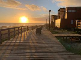 Casa con acceso directo a playa en condominio, hotel in Pichilemu