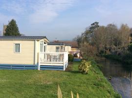 Pet friendly riverside static caravan، فندق في شيدر