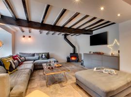 Aysgarth Nook by Maison Parfaite - Luxury Holiday Home with Hot Tub, holiday home in Aysgarth