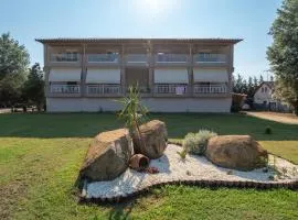 Camping Linaraki Apartments & Bungalows