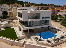 Villa Compass; Luxury experience in natural bay., hotel in Ražanj