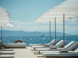 Four Seasons Astir Palace Hotel Athens, hotel cerca de Moorings Bar-Restaurant, Atenas