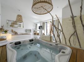 Mas Sainte Marie ,Piscine Chauffée, spa hotel in Aigues-Mortes