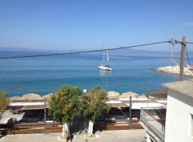 Agali 2 maizonette front of the sea, hotel en Akrogiali